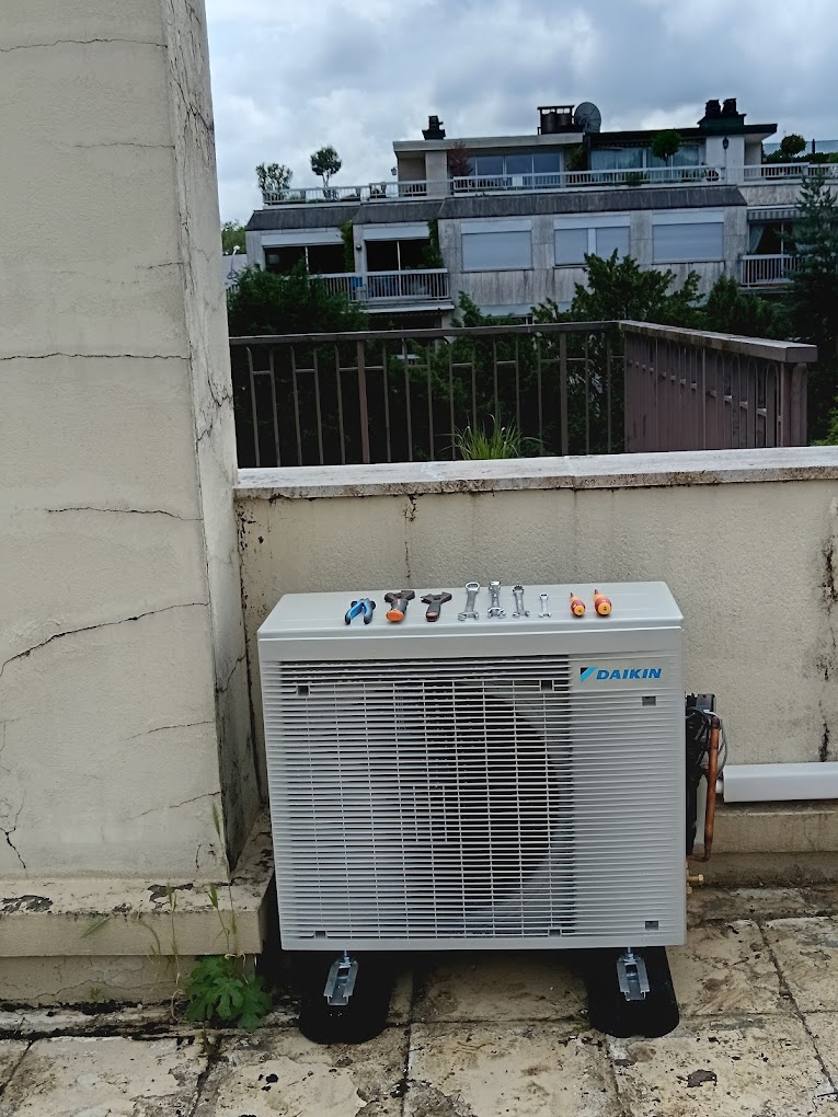 Installation climatisation Daikin organisation chantier Île-de-France technicien professionnel